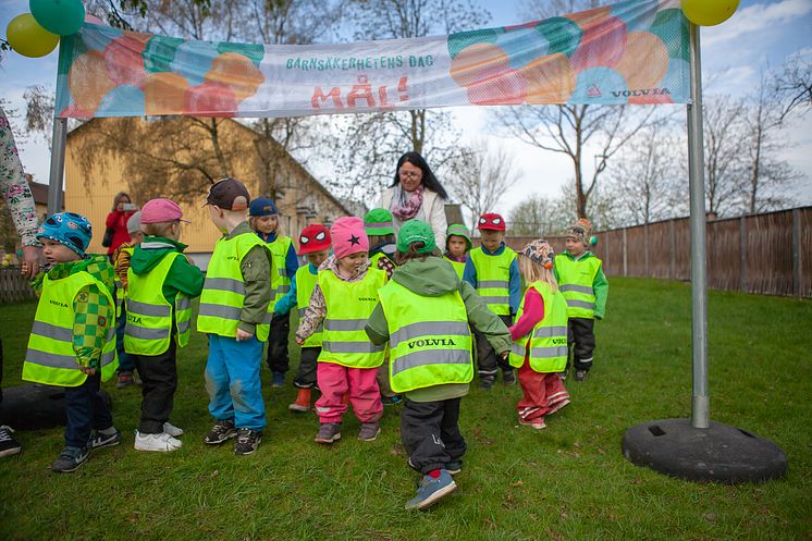 Barngrupp i baklängesmarsch 