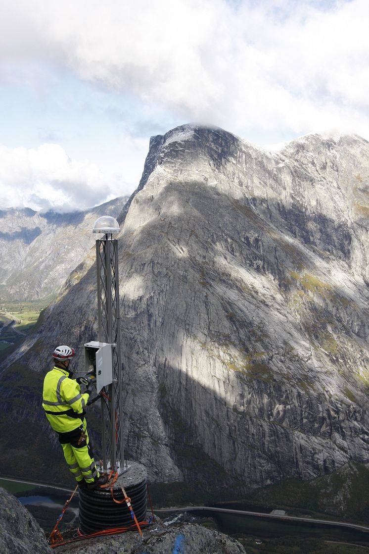 Mannen: Ettersyn av en av de åtte GNSS-mastene.