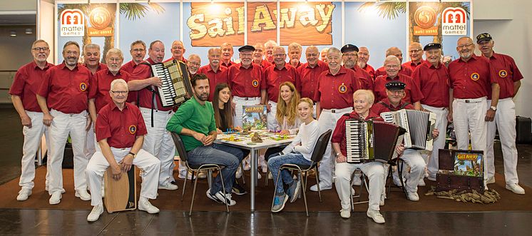 Spiel 2016 in Essen: Mattel stellt die Spieleneuheit Sail Away vor – musikalisch unterstützt vom Shanty Chor Herten