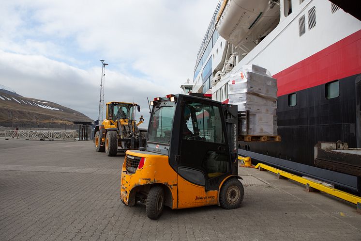 Svalbard_Longyearbyen_TF_cargo_164052_Photo_Jim_Sayer_Hurtigruten.JPG