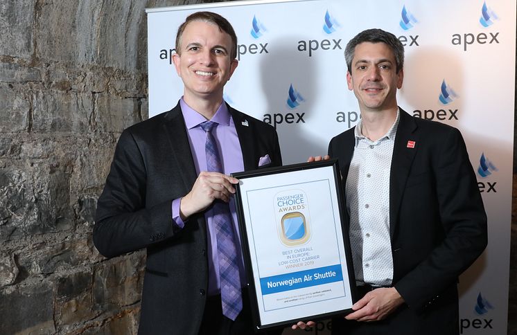 Philip Allport, Norwegian Director of Communications UK and Ireland, accepts the award APEX award from Joe Leader, CEO of APEX