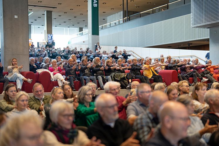 220925_HeartsMinds_glade og aktive deltagere fra festivaalens største scene HM22.jpg