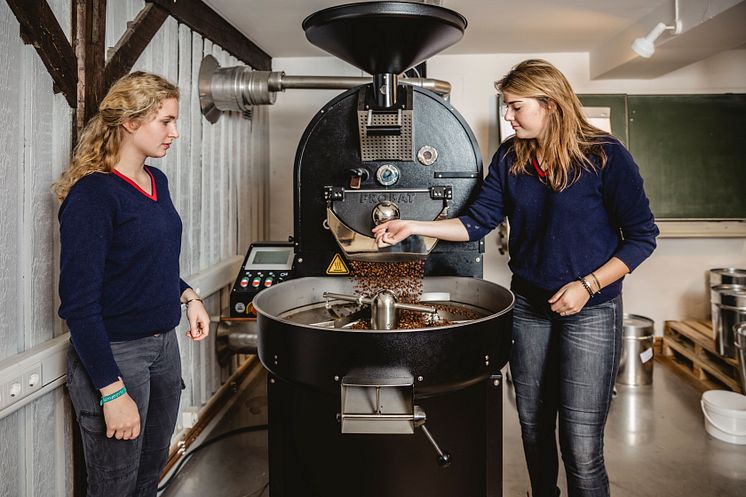 Ein Kaffee, der Schule macht. Schülerinnen beim Rösten des Louisenlunder NO 2