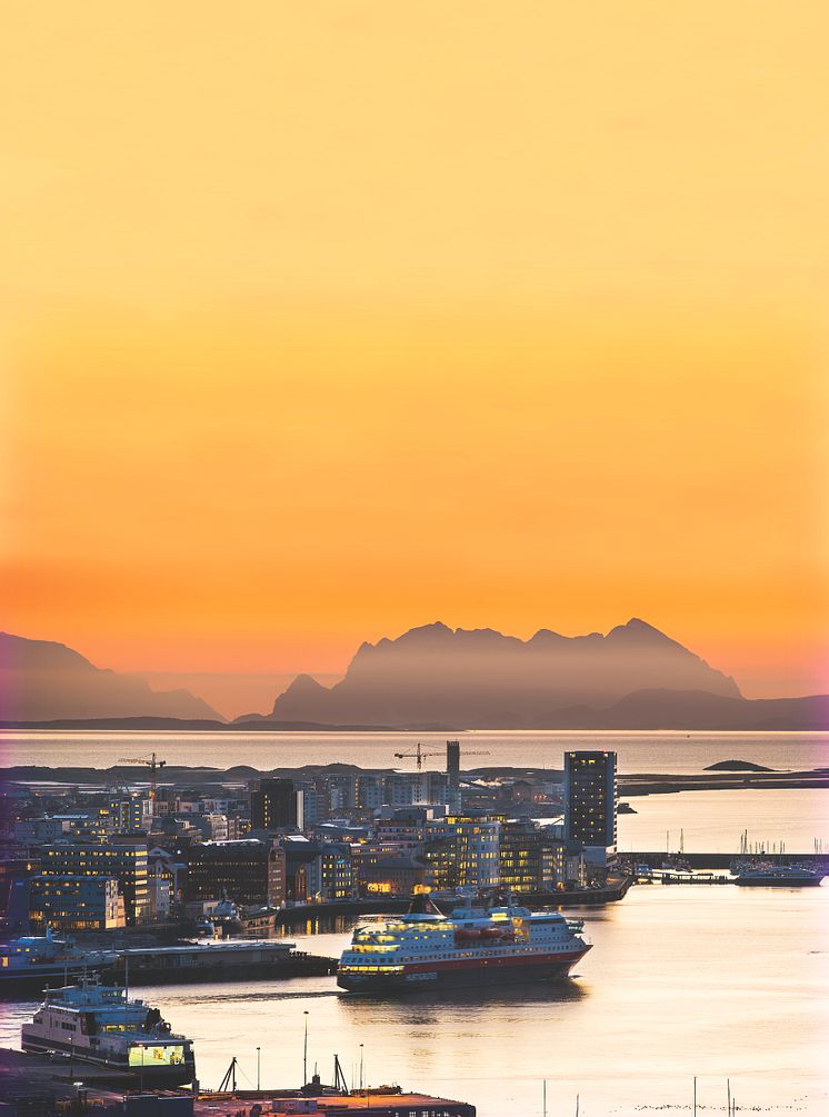 Bodø in midnightsun_Ernst Furuhatt