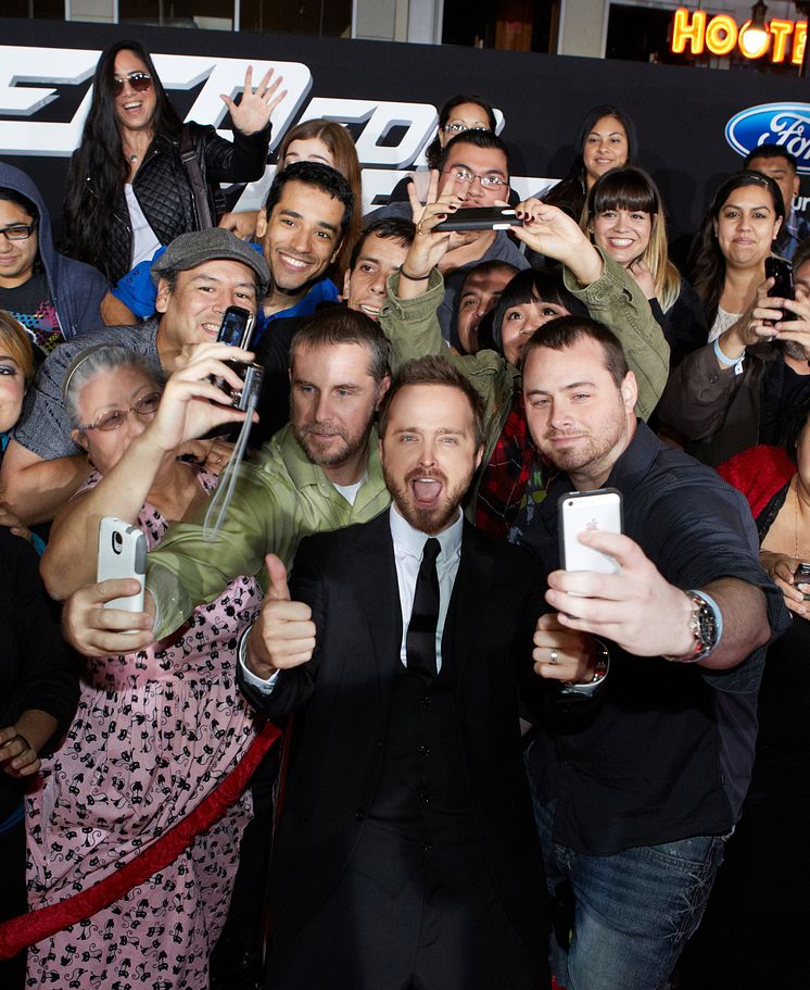 Aaron Paul-selfie 