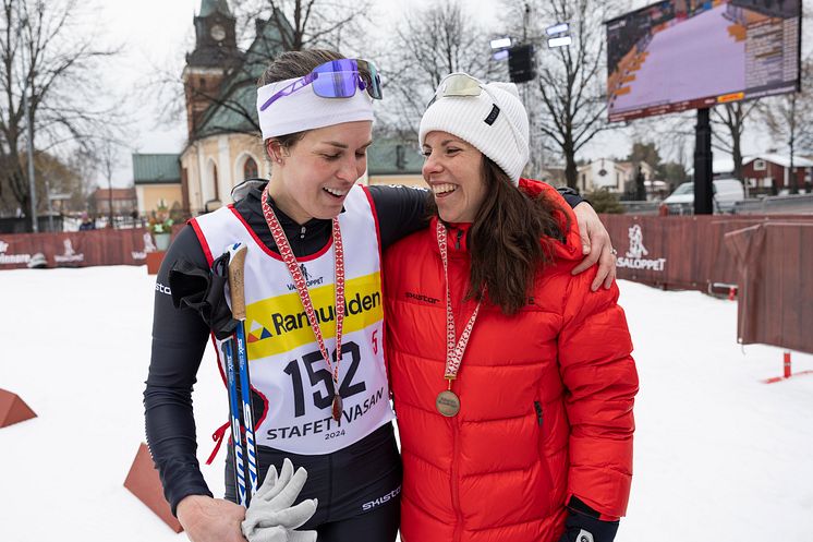 stafettvasan Maria och Charlotte målgången