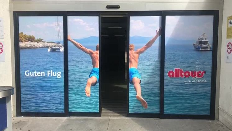 alltours Werbung am Flughafen Mallorca  - Guten Flug