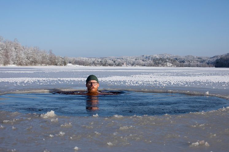 THEME_PEOPLE_WINTER_BATHING_G_GettyImages-1311612012_Universal_Within usage period_82068