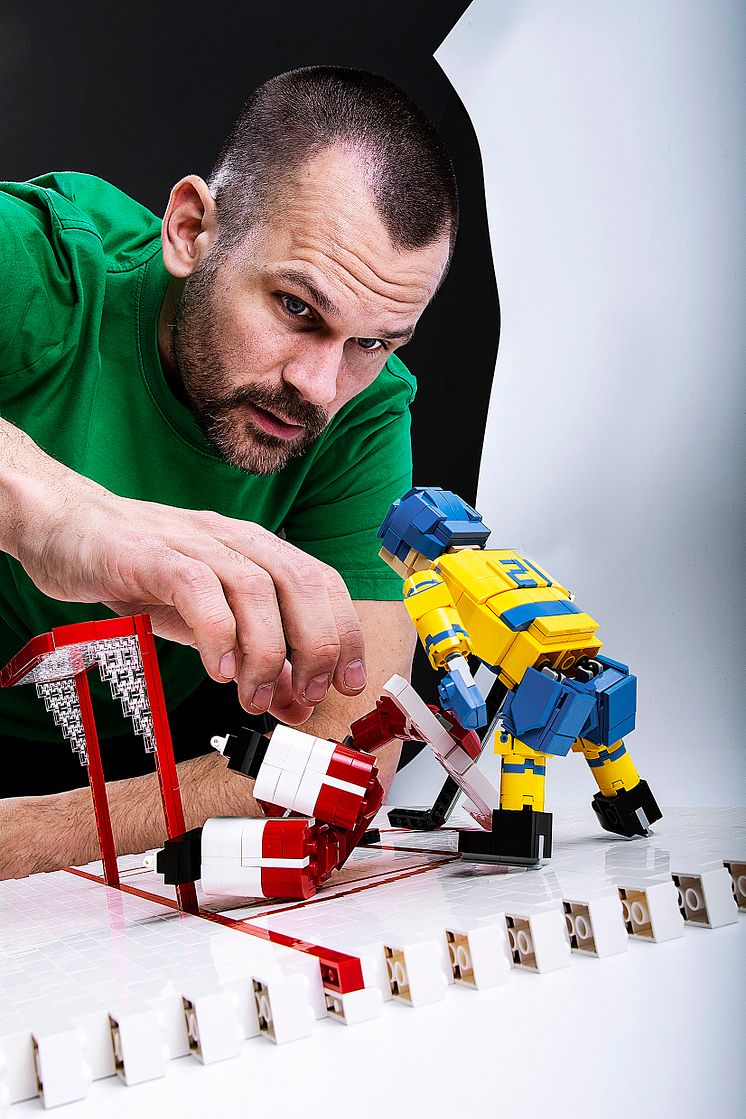 Foppas legendariska straff - i Lego.  Foto: Mikael Solebris