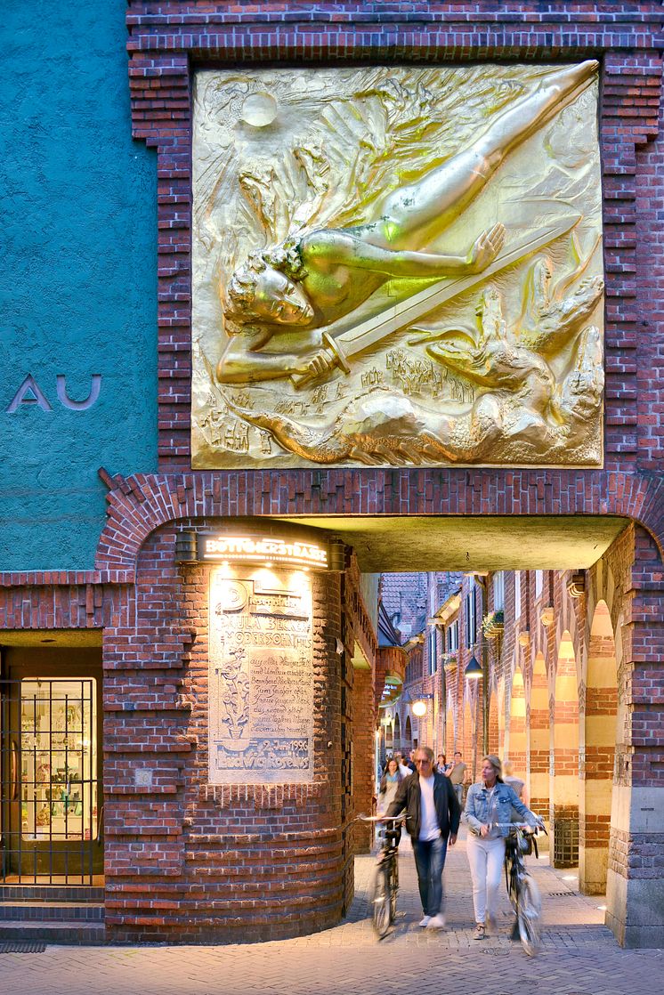 Bremen_Böttcherstraße,_eine_Passage_durch_die_Altstadt,_Bronzerelief_"goldener_Lichtbringer"