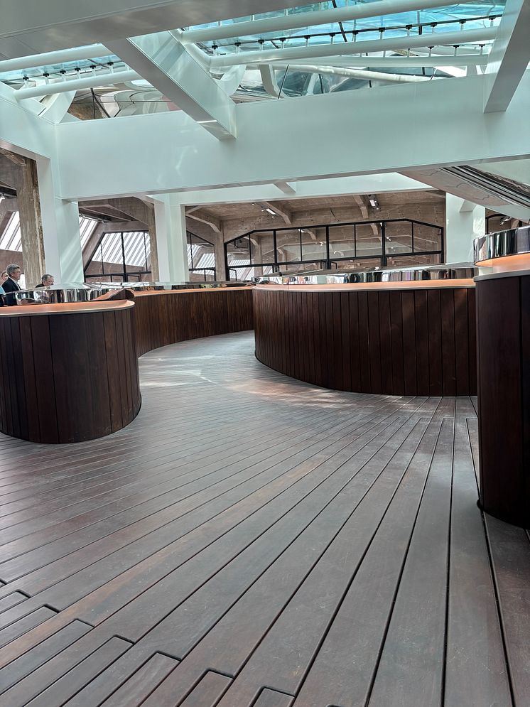 Kebony-Holztreppe im FENIX Museum: Nachhaltige Architektur, doppelte Helix, Design von MAD Architects in Rotterdam