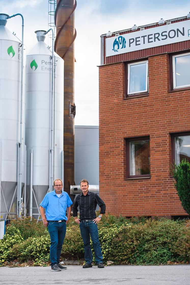 Anders Tålsgård, projektledare Pemco Energi och Robert Stade, fabrikschef Peterson Packaging AB i Norrköping. Fotograf: Crelle