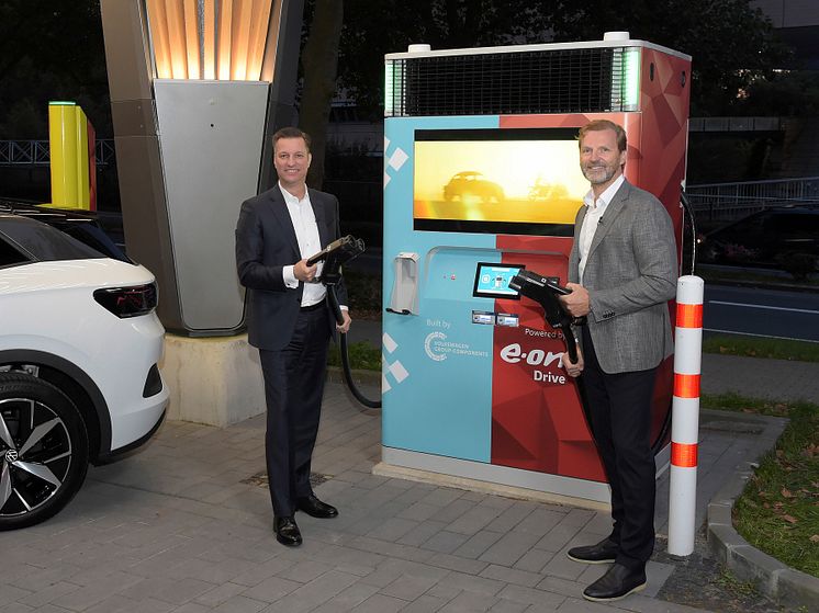 Thomas Schmall, Volkswagen Group Components (vänster) och Patrick Lammers, E.ON, inviger laddstationen E.ON Drive Booster..jpg