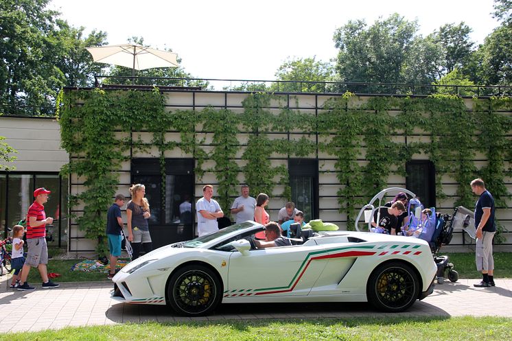 Ein aufregender Nachmittag im Bärenherz: Kinder mit Dr. Schuh im Lamborghini unterwegs