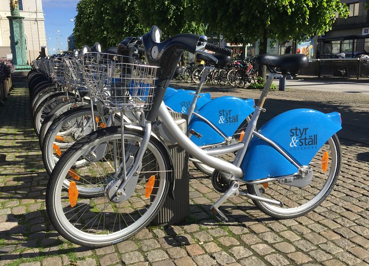 Styr & Ställ-cyklar på Gustav Adolfs torg mitt i Göteborg.