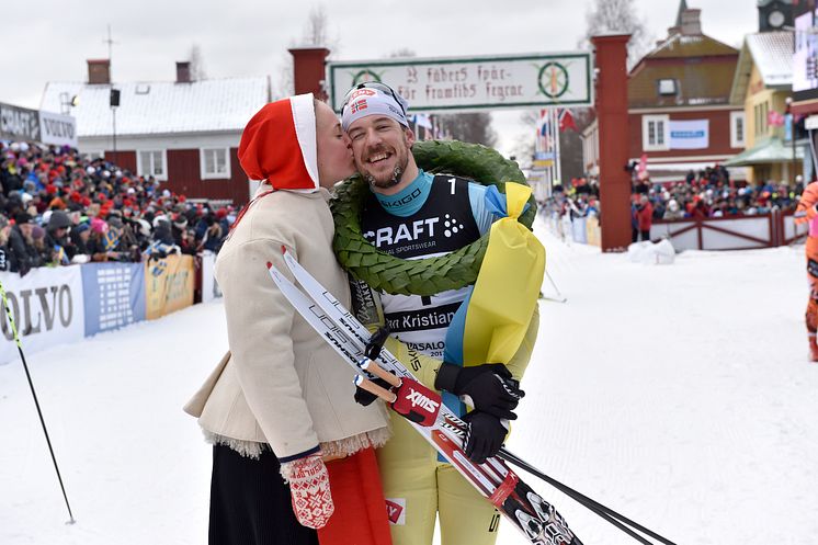 John Kristian Dahl vann Vasaloppet 2017. Kranskulla Lydia Sundin.