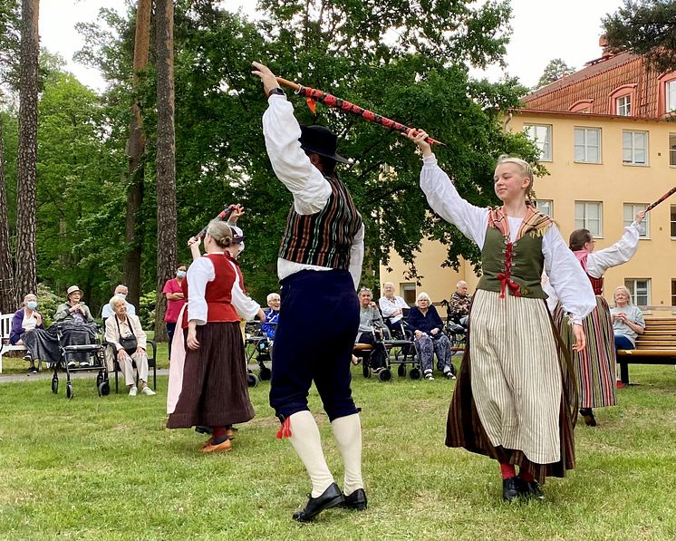 Stockholms folkdansring uppträder