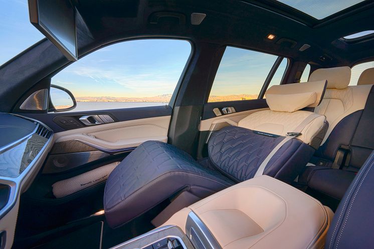 BMW-X7-ZeroG-Lounger