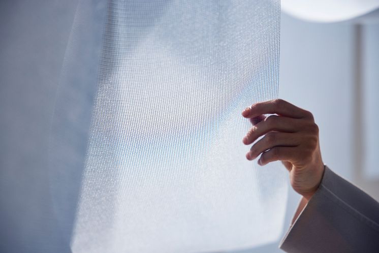 Airy - hängande textil med luftig nätstruktur och stabilt fall_3.jpg
