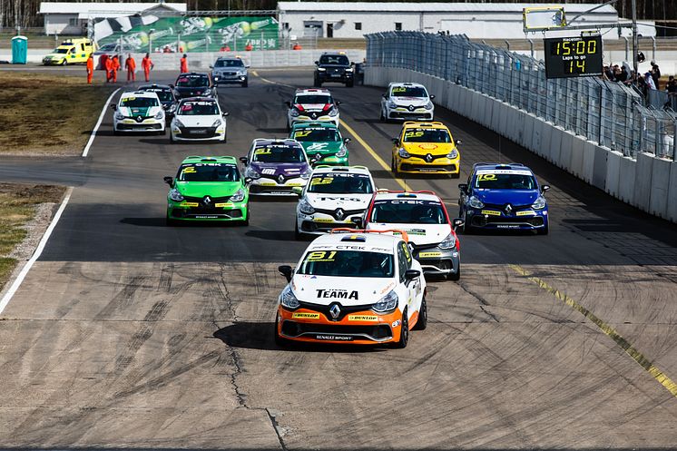 Start i Renault Clio Cup i Skövde. Nicklas Oscarsson längst fram