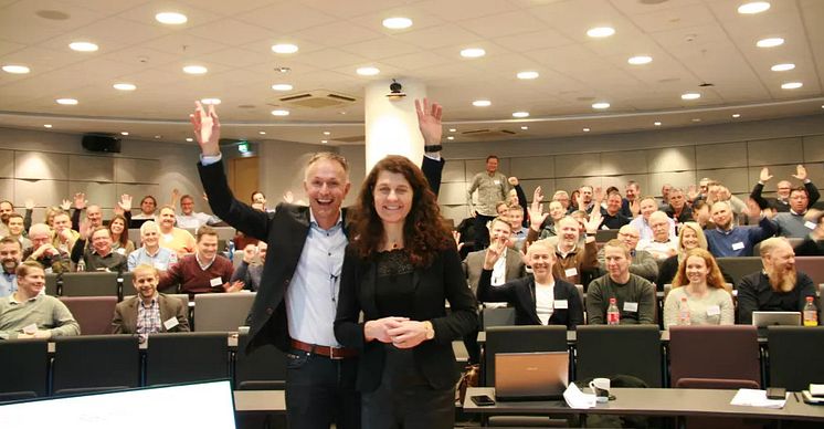 Kjell Petter Småge, som er ansvarlig for konferansen og rådgiver drift i Grønn Byggallianse, sammen med daglig leder i Grønn Byggallianse, Katharina Bramslev. Her fra fjorårets konferanse