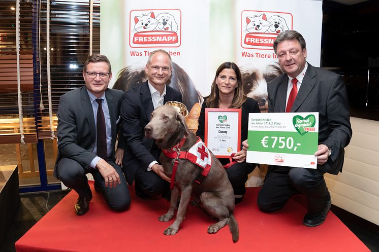 Hermann Aigner übergibt den goldenen Fressnapf an Familie Panzenböck und den tierischen Held Clooney