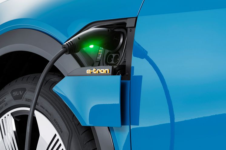 Audi e-tron (Antigua blue) opladning