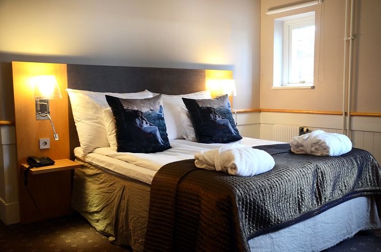 Hotel-deluxe-room-bed-clarion-collection-hotel-kompaniet