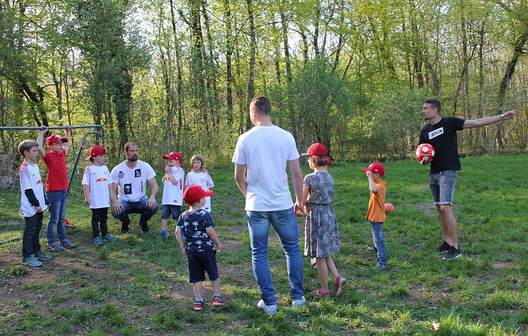 RB-Fußballer kicken im Kinderhospiz Bärenherz mit kleinen Fans um die Wette 