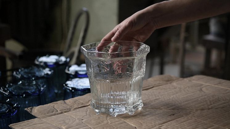 Se hur WALDEMARSUDDEKRUKAN® Glas tillverkas på Reijmyre Glasbruk