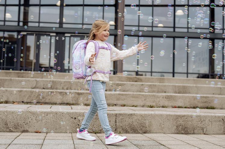 Mädchen mit Rucksack