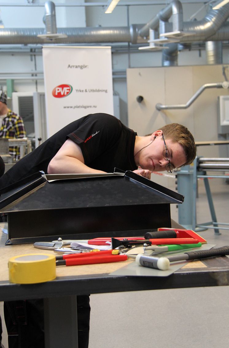 Marcus Estenberg i arbete under finalen, "SM för unga plåtslagare 2013".
