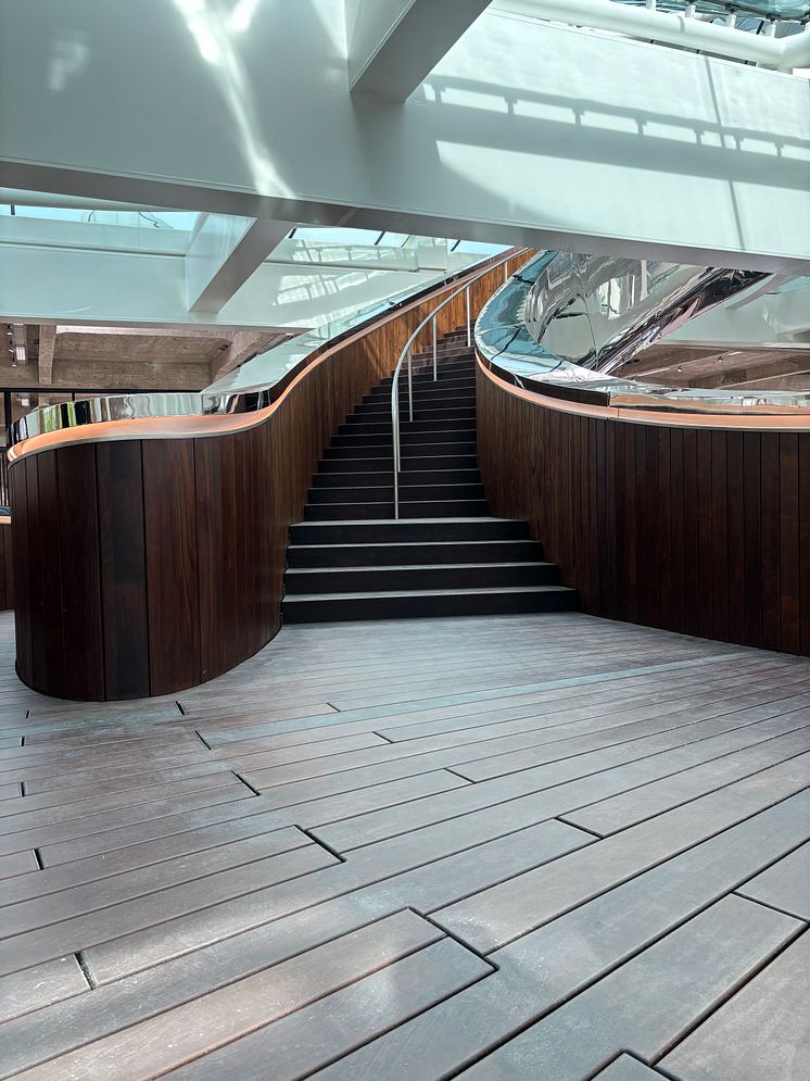 Kebony-Holztreppe im FENIX Museum: Nachhaltige Architektur, doppelte Helix, Design von MAD Architects in Rotterdam.