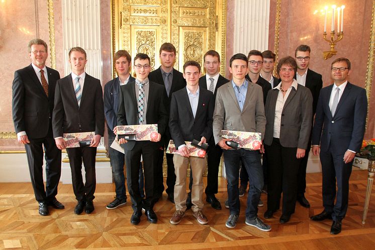 Foto: Die Jungforscher gemeinsam mit Staatsminister Dr. Marcel Huber (links), Bayernwerk-Vorstand Reimund Gotzel (rechts) und Jugend forscht-Wettbewerbsleitung Dr. Monika Christl (2.v.r.).. 