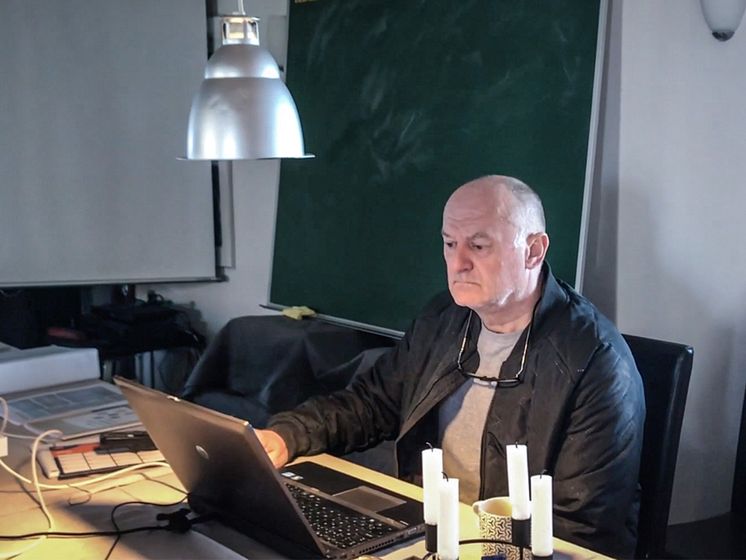 Erland Holst Eriksen i gang med den online undervisning