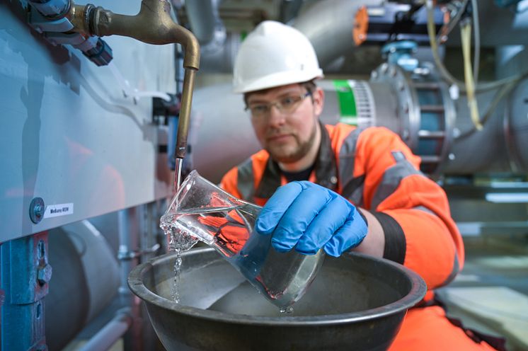 Veolia_Wasserwerk Probennahme Trinkwasser.jpg