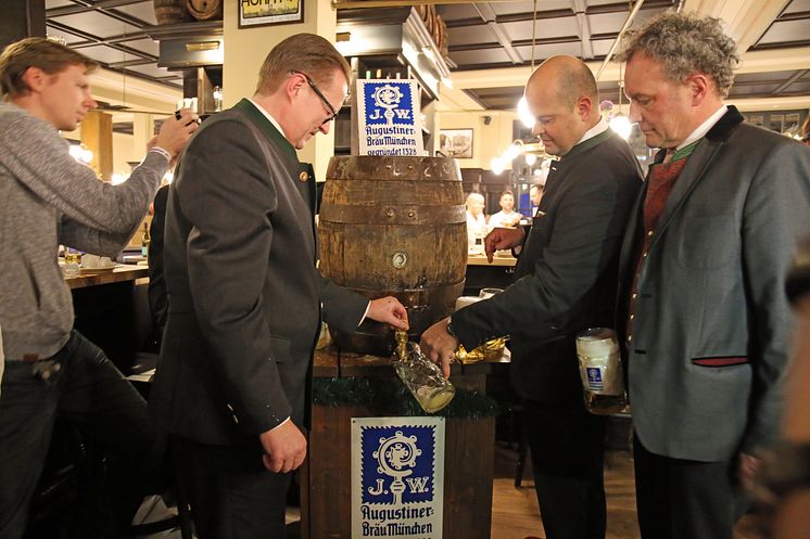 Dr. Martin Leibhard, Josef Laggner und Werner Mayer beim Anstich des Holzfasses im Augustiner am Markt (v.l.)