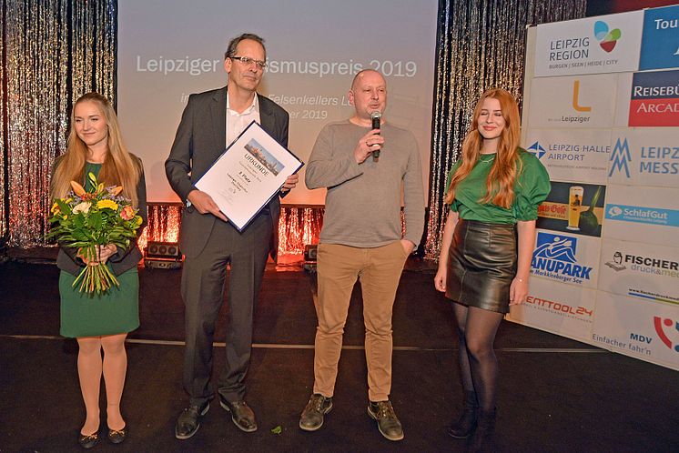 Die Leipziger Clubkultur und Distillery erhielten den dritten Platz in der Kategorie Unternehmen/Institutionen. Steffen Kache (Mitbegründer der Distillery, 2.v.r.) nahm den Preis entgegen.