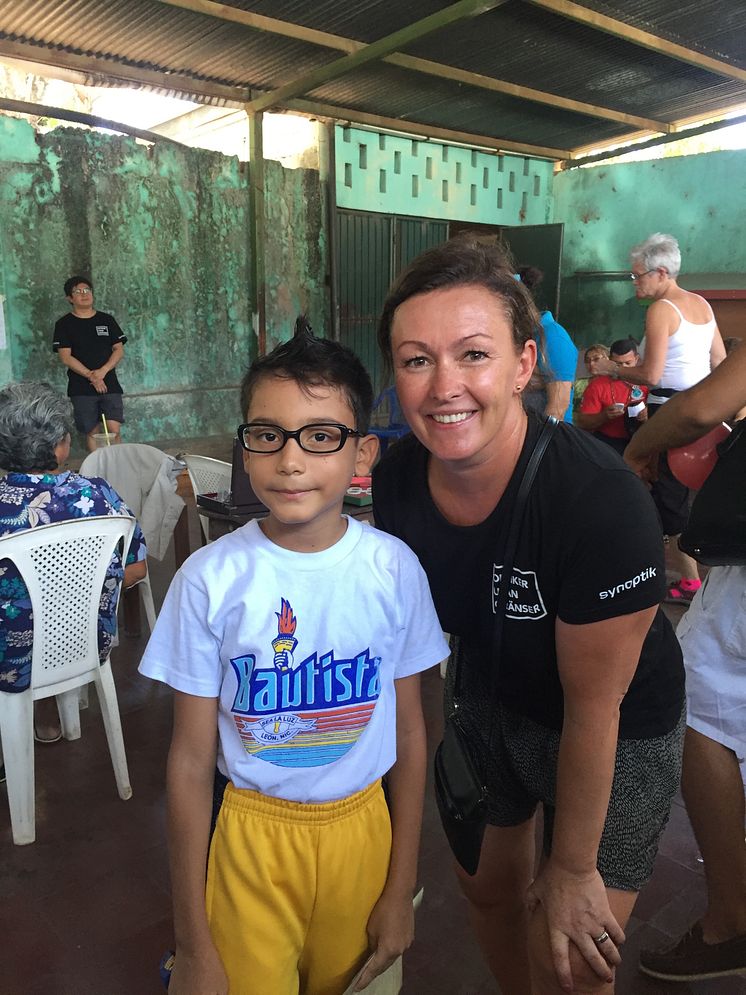 Hege Welin hjälper en pojke att se bättre under Optiker utan gränsers resa till Nicaragua 2016