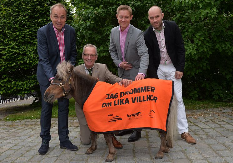 Vinnie tillsammans med Stefan Johansson vd HNS, Mats Denninger ordförande ATG, Hasse Skarplöth vd ATG och Johan Lindberg generalsekreterare Svensk Travsport