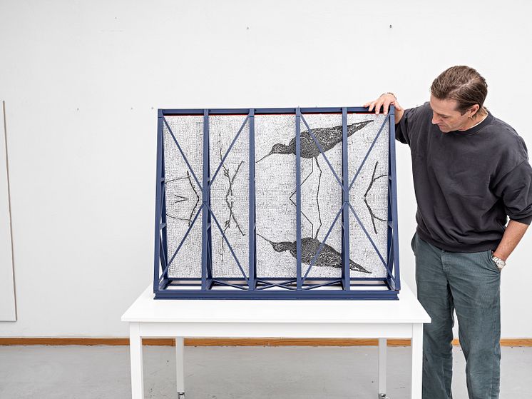 Matias Faldbakken med modell / with model of the rig and the motif