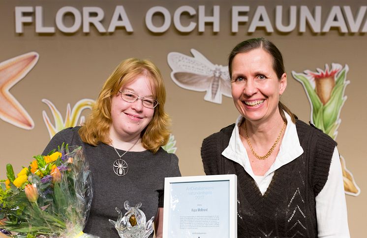 Kajsa Mellbrand tar emot Artdatabankens naturvårdspris 2017 av Lena Sundin Rådström, chef för Artdatabanken, SLU.