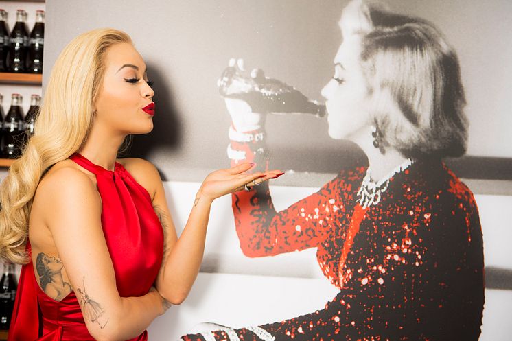 Rita Ora ja Marilyn juhlistavat 100 vuotiasta Coca-Cola-pulloa