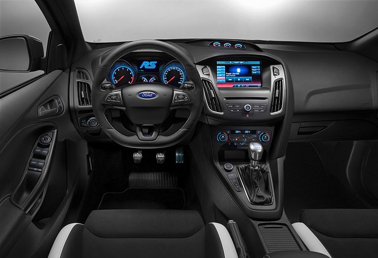 A Ford egyre több autót gyárt az európai piacra: a vadonatúj Focus RS első példánya legördült a gyártósorról