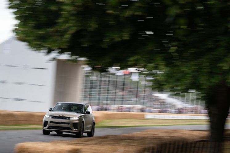 JLR_GoodwoodFoS2024_PressRelease_250624_RangeRoverSportSV.jpg