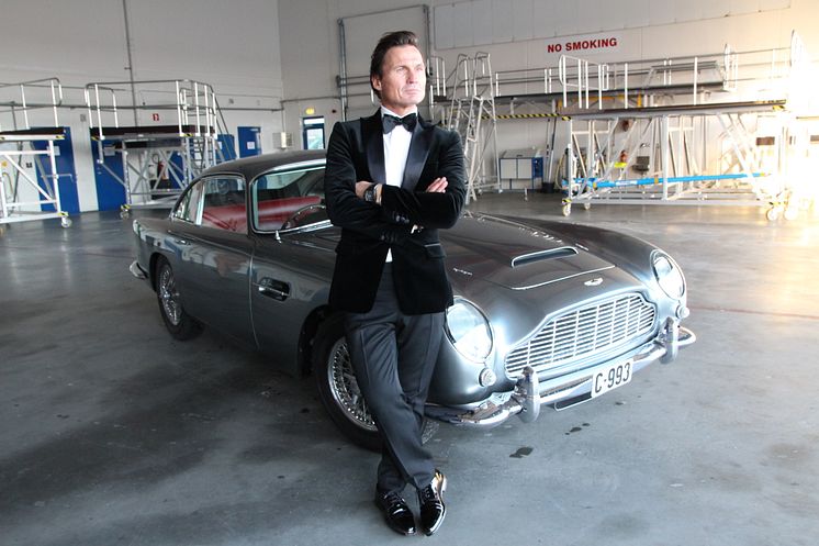Petter Stordalen gjør seg klar til filming.