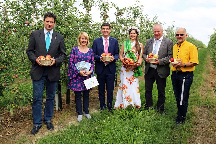 Die Initiatoren der Obstlandroute auf einer Plantage der Obstland Dürrweitzschen AG: Tobias Goth, Sandra Brandt, Henry Graichen, Laura Kirschner, Johannes Ecke und Wolfgang Scheefe (v. l.)