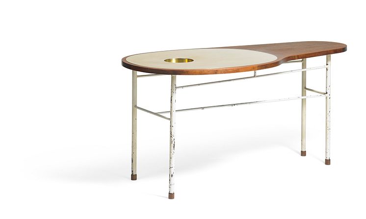 Finn Juhl- "Ross" sofabord med hvidmalet metalstel. Organisk formet top af teak, ilagt plade af messing..