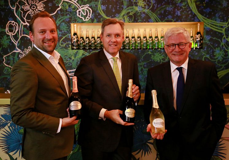 v.l. Daniel Stühler, Luxury Relationship Manager; Tim Paech, Managing Director Western Europe Entity; Hervé Deschamps, Kellermeister Perrier-Jouët