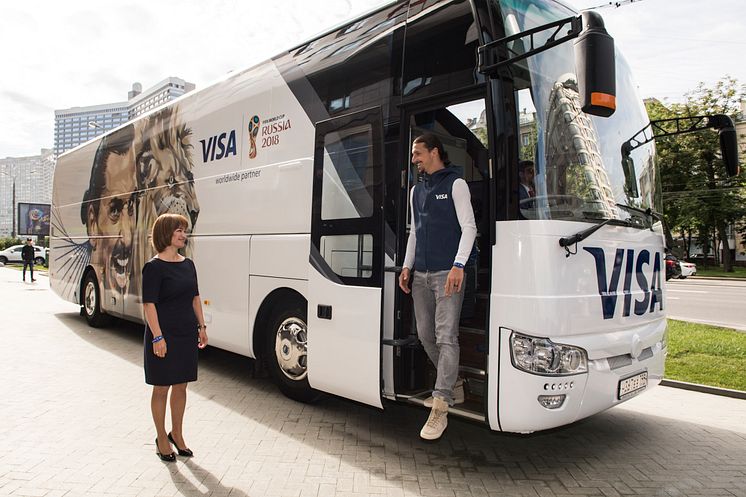 Zlatan Ibrahimović, das Gesicht der globalen Marketingkampagne von Visa, wird von Visa's Russia Country Manager Ekaterina Peletina begrüßt, als er in seinem eigenen Bus zur FIFA Fussball-Weltmeisterschaft 2018 Russland™ ankommt.